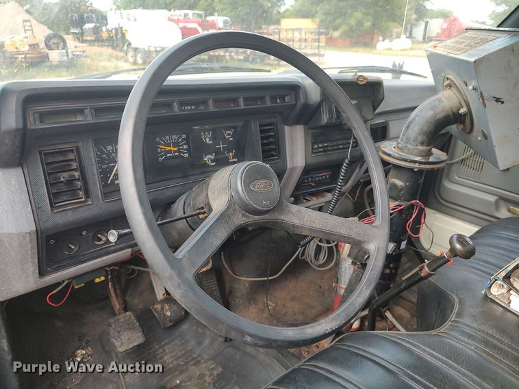 image for item JR9448 1998 Ford F800  oil distributor truck