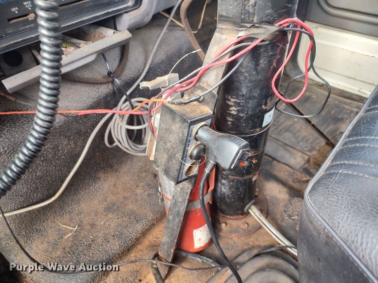 image for item JR9448 1998 Ford F800  oil distributor truck