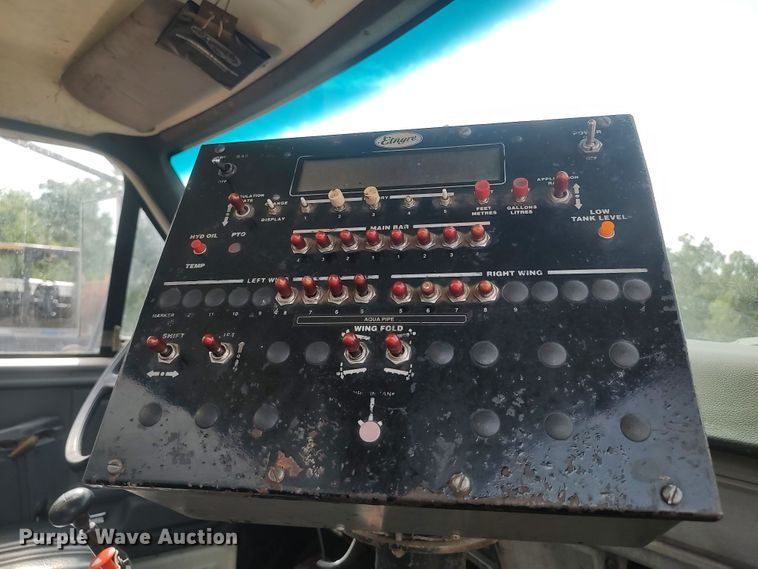 image for item JR9448 1998 Ford F800  oil distributor truck