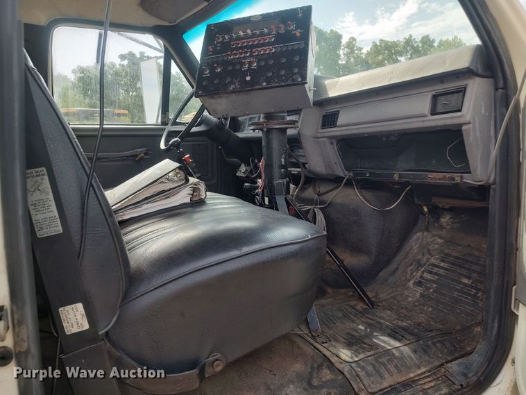 image for item JR9448 1998 Ford F800  oil distributor truck