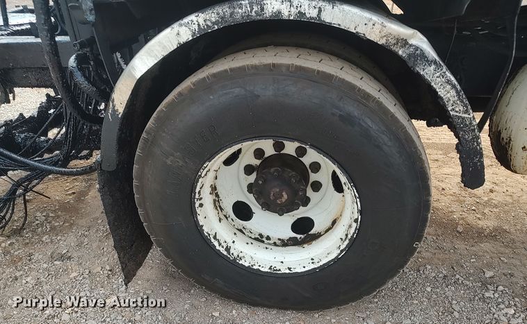 image for item JR9448 1998 Ford F800  oil distributor truck