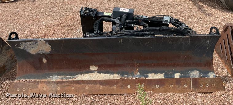 image for item JR9454 2018 Caterpillar 424-0451  skid steer dozer blade
