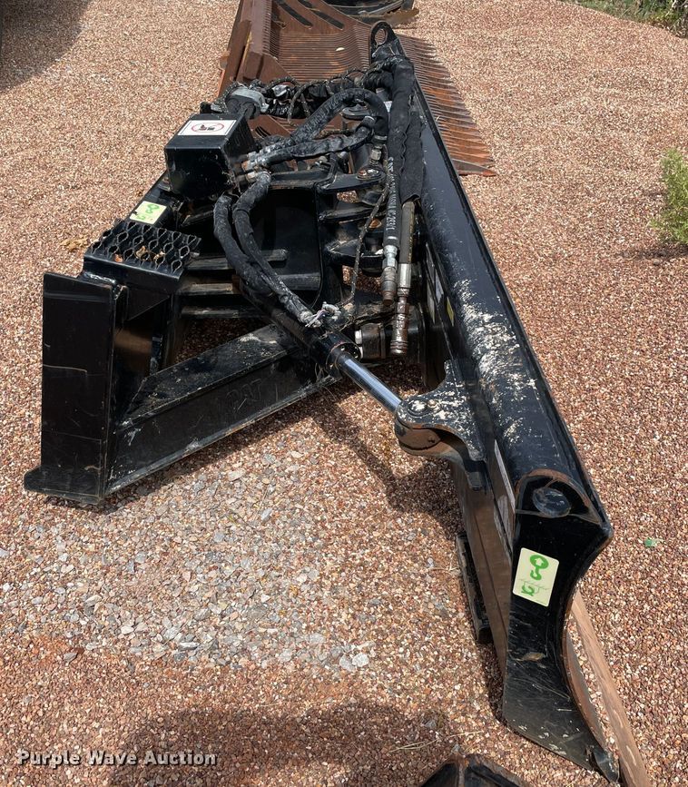 image for item JR9454 2018 Caterpillar 424-0451  skid steer dozer blade