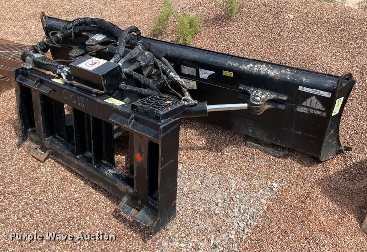 image for item JR9454 2018 Caterpillar 424-0451  skid steer dozer blade
