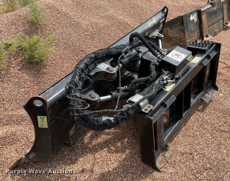 image for item JR9454 2018 Caterpillar 424-0451  skid steer dozer blade