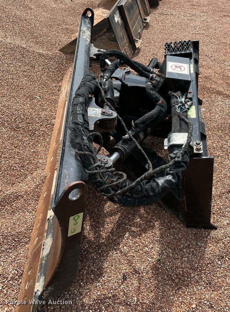 image for item JR9454 2018 Caterpillar 424-0451  skid steer dozer blade