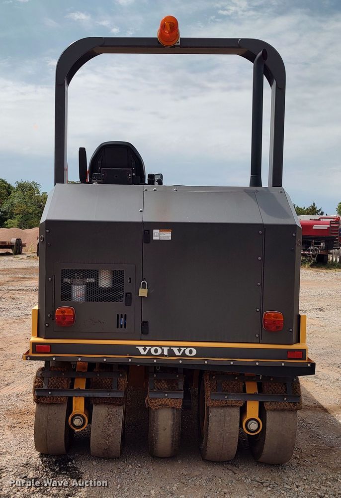 image for item JR9461 2019 Volvo PT125C  pneumatic roller