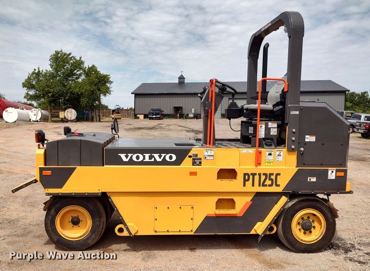 image for item JR9461 2019 Volvo PT125C  pneumatic roller