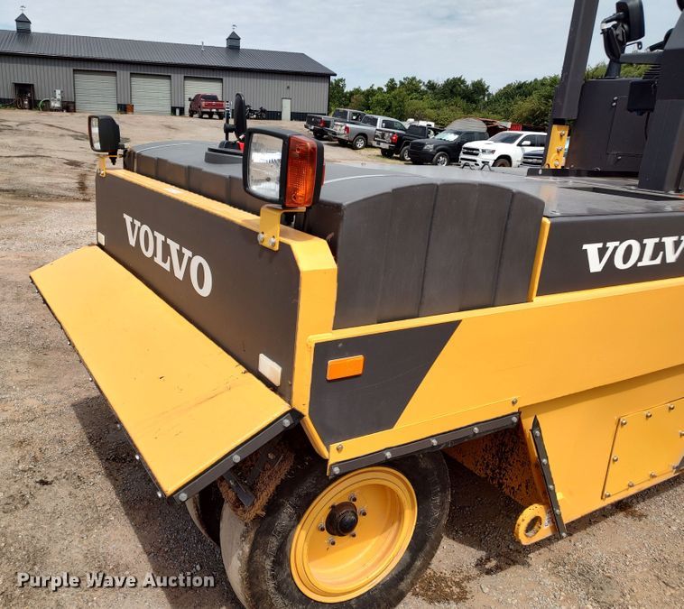 image for item JR9461 2019 Volvo PT125C  pneumatic roller