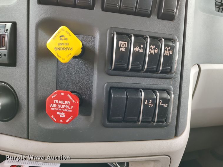 image for item JR9462 2021 Peterbilt 567  dump truck