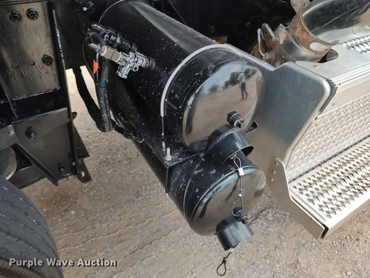 image for item JR9463 2021 Peterbilt 567  dump truck