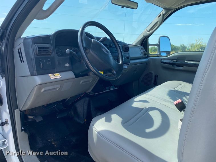 image for item JU9293 2005 Ford F550 Super Duty  bucket truck