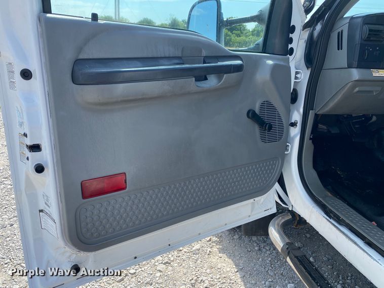 image for item JU9293 2005 Ford F550 Super Duty  bucket truck