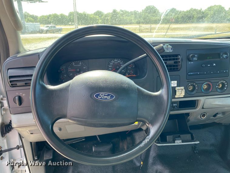 image for item JU9293 2005 Ford F550 Super Duty  bucket truck