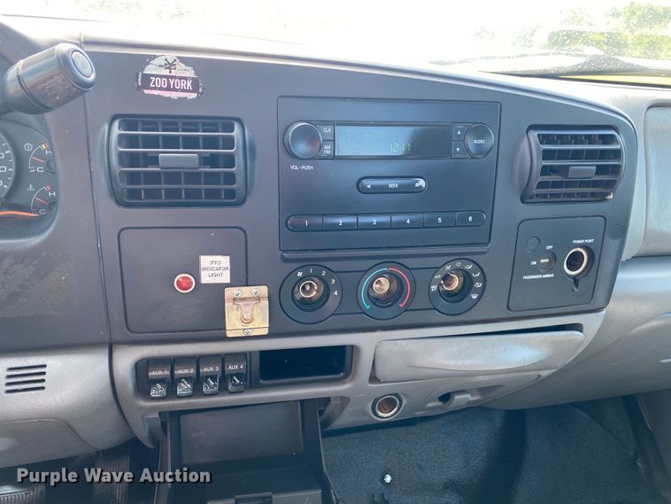 image for item JU9293 2005 Ford F550 Super Duty  bucket truck