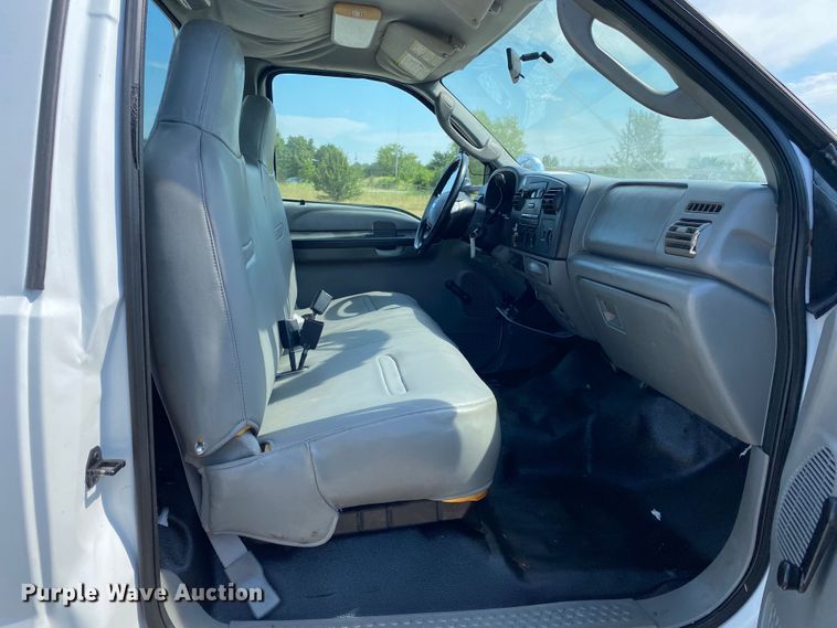 image for item JU9293 2005 Ford F550 Super Duty  bucket truck