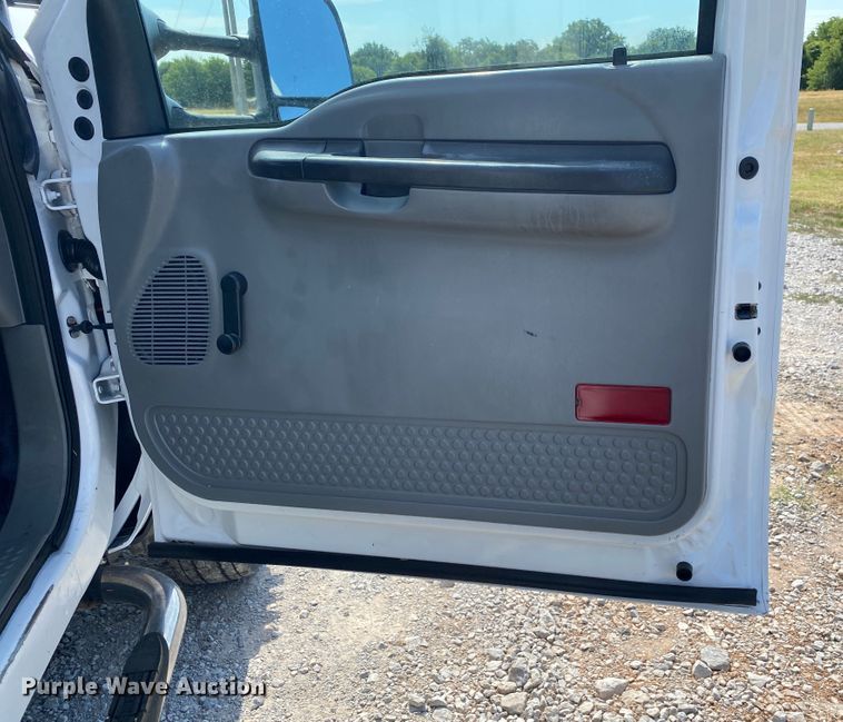 image for item JU9293 2005 Ford F550 Super Duty  bucket truck