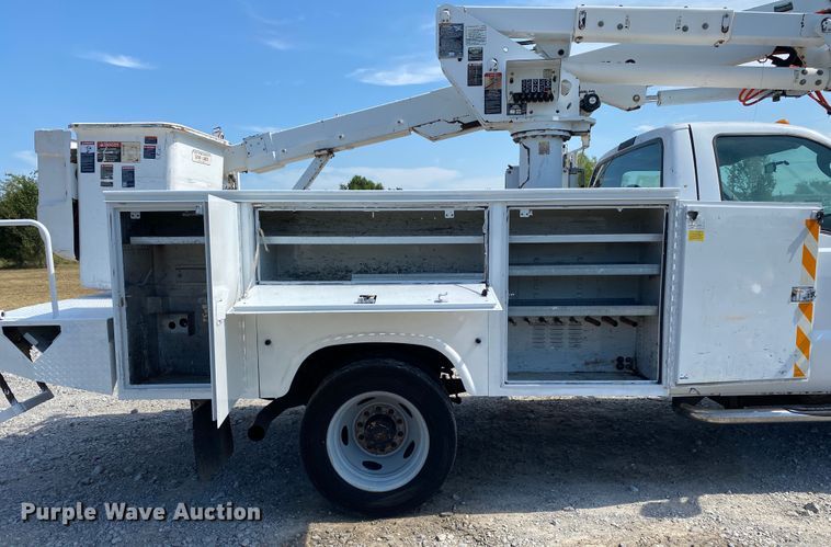 image for item JU9293 2005 Ford F550 Super Duty  bucket truck