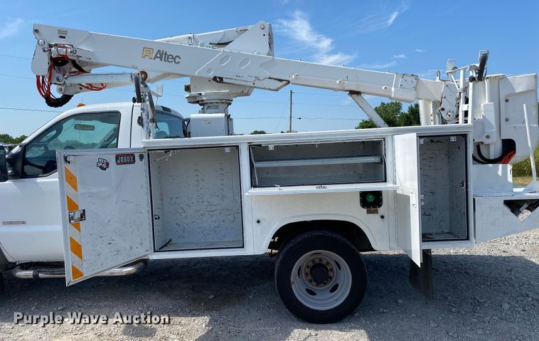 image for item JU9293 2005 Ford F550 Super Duty  bucket truck