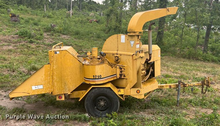 image for item JX9282 1992 Vermeer 1250BC  wood chipper