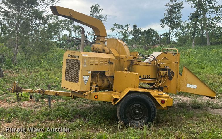 image for item JX9282 1992 Vermeer 1250BC  wood chipper