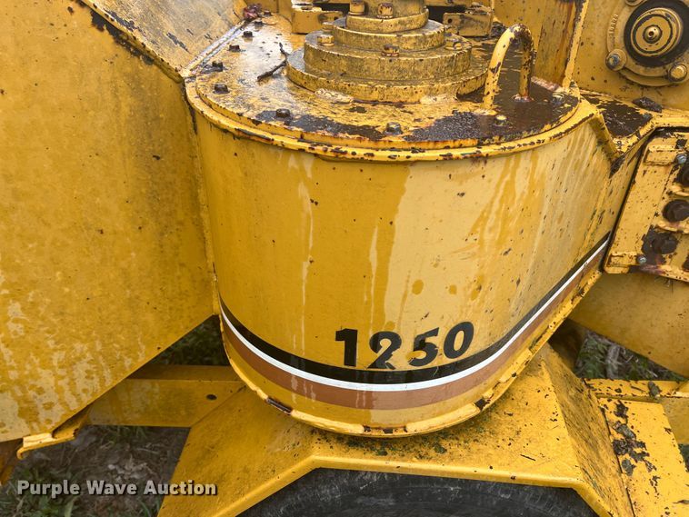 image for item JX9282 1992 Vermeer 1250BC  wood chipper