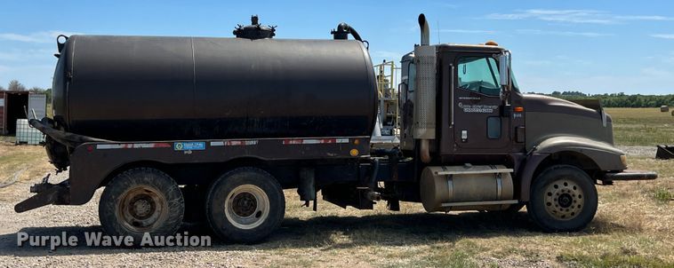 image for item JX9308 2002 International 9400i  water truck