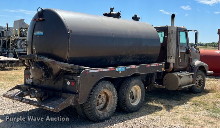 image for item JX9308 2002 International 9400i  water truck