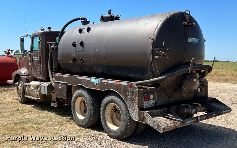 image for item JX9308 2002 International 9400i  water truck