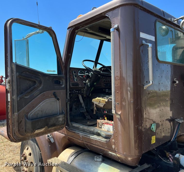 image for item JX9308 2002 International 9400i  water truck