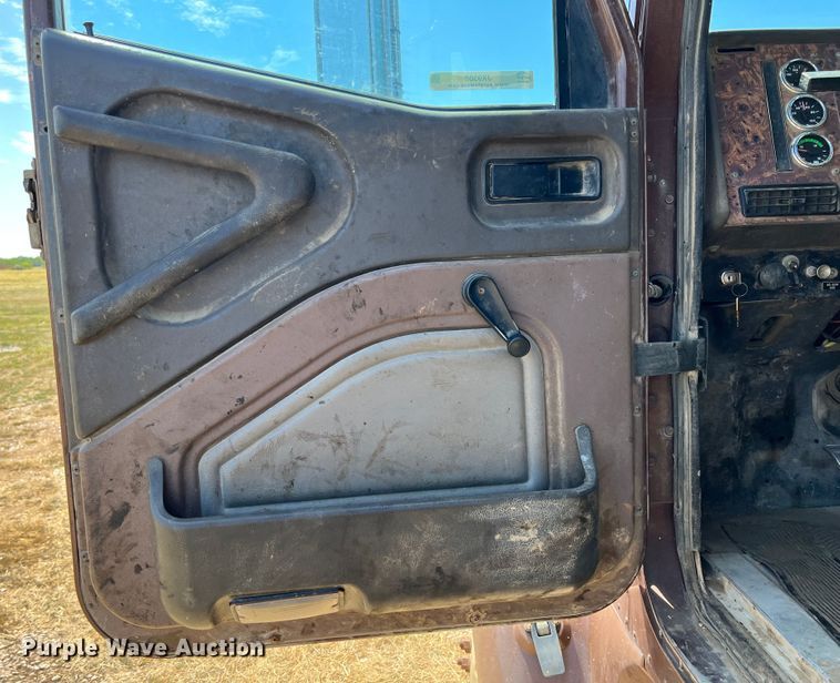 image for item JX9308 2002 International 9400i  water truck