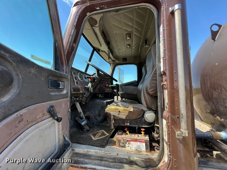 image for item JX9308 2002 International 9400i  water truck