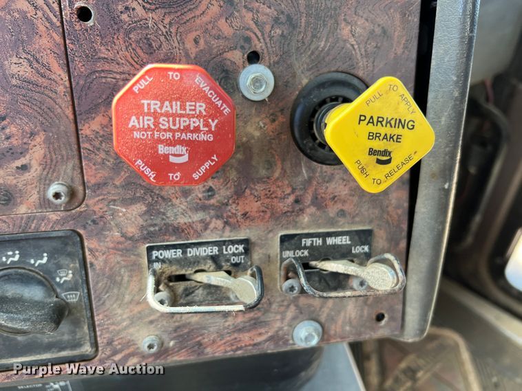 image for item JX9308 2002 International 9400i  water truck