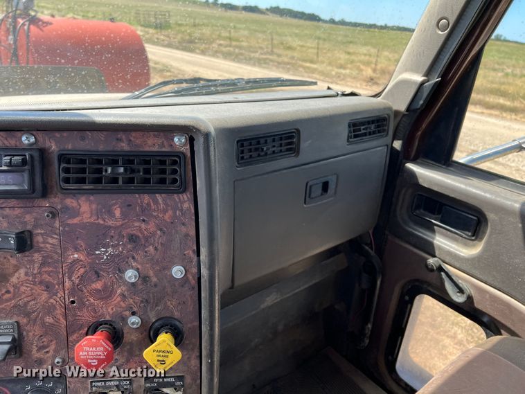 image for item JX9308 2002 International 9400i  water truck