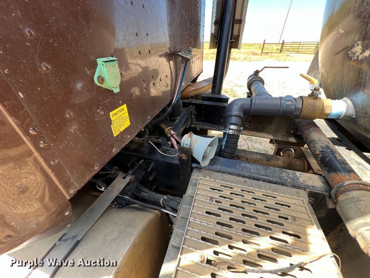 image for item JX9308 2002 International 9400i  water truck