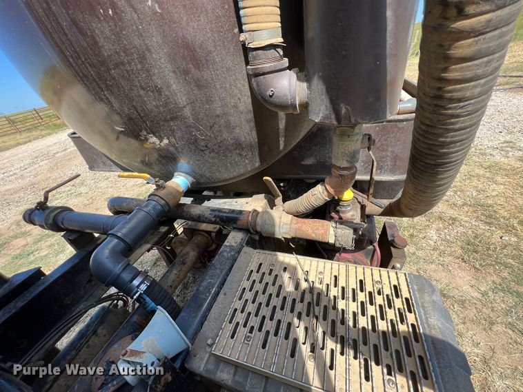 image for item JX9308 2002 International 9400i  water truck