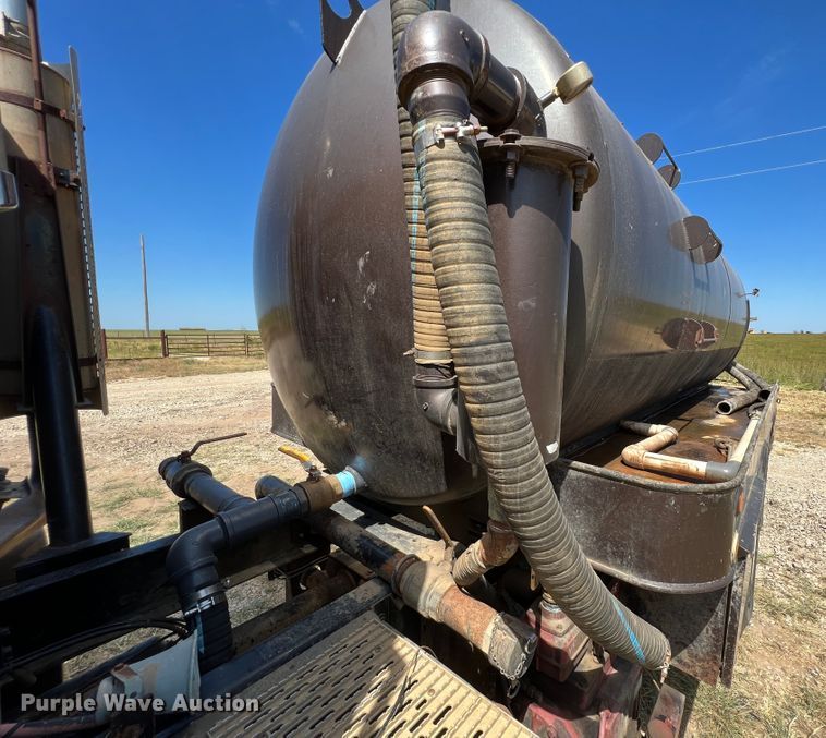 image for item JX9308 2002 International 9400i  water truck