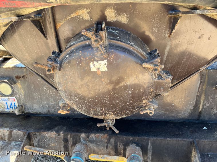 image for item JX9308 2002 International 9400i  water truck