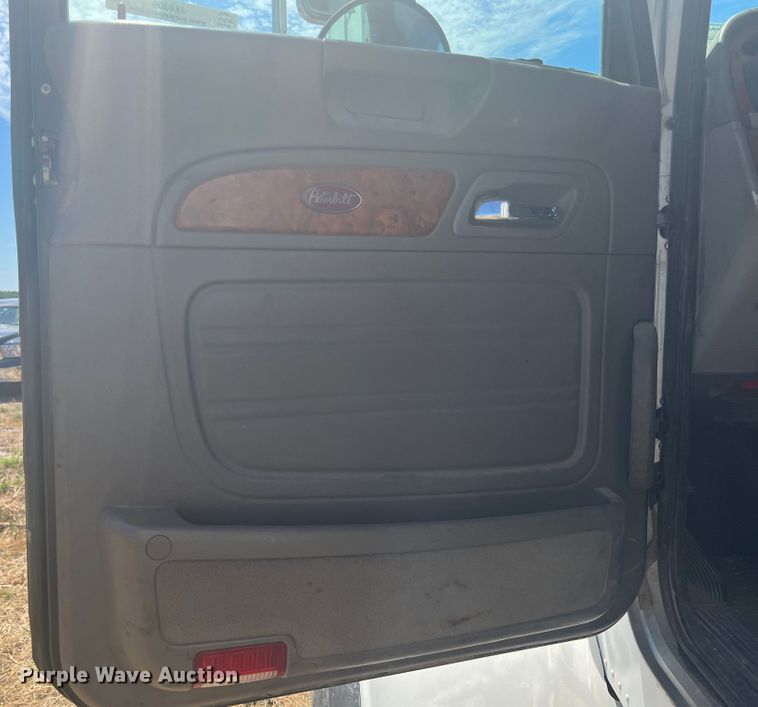 image for item JX9309 2008 Peterbilt 365  crane truck