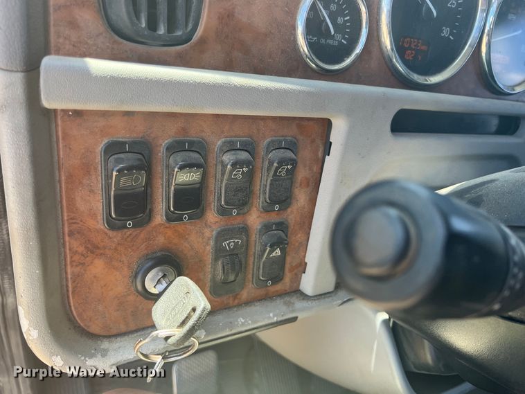 image for item JX9309 2008 Peterbilt 365  crane truck