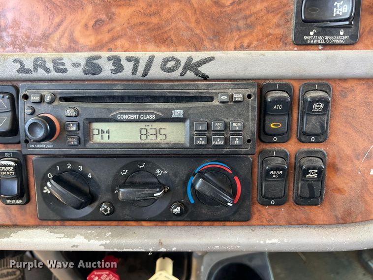 image for item JX9309 2008 Peterbilt 365  crane truck