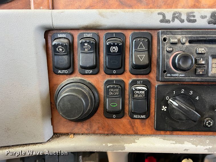 image for item JX9309 2008 Peterbilt 365  crane truck