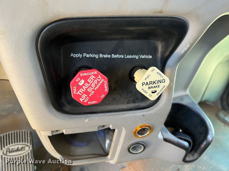 image for item JX9309 2008 Peterbilt 365  crane truck