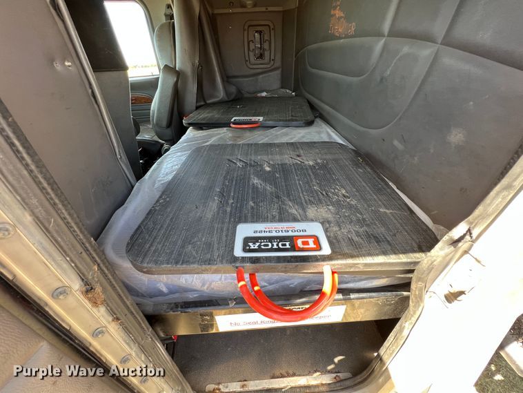 image for item JX9309 2008 Peterbilt 365  crane truck