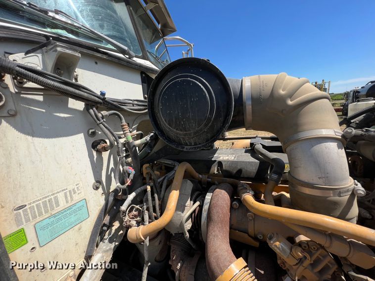 image for item JX9309 2008 Peterbilt 365  crane truck