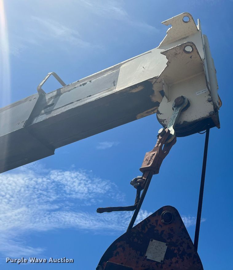 image for item JX9309 2008 Peterbilt 365  crane truck