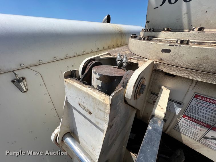 image for item JX9309 2008 Peterbilt 365  crane truck