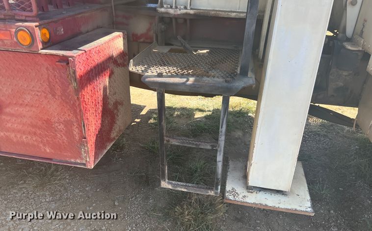 image for item JX9309 2008 Peterbilt 365  crane truck