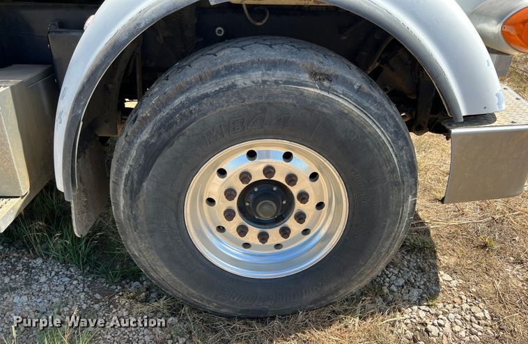 image for item JX9309 2008 Peterbilt 365  crane truck