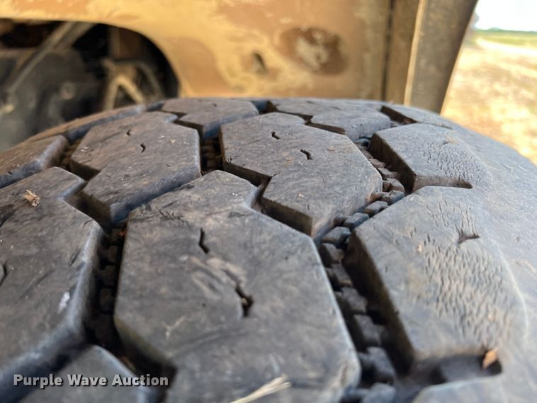 image for item JX9309 2008 Peterbilt 365  crane truck